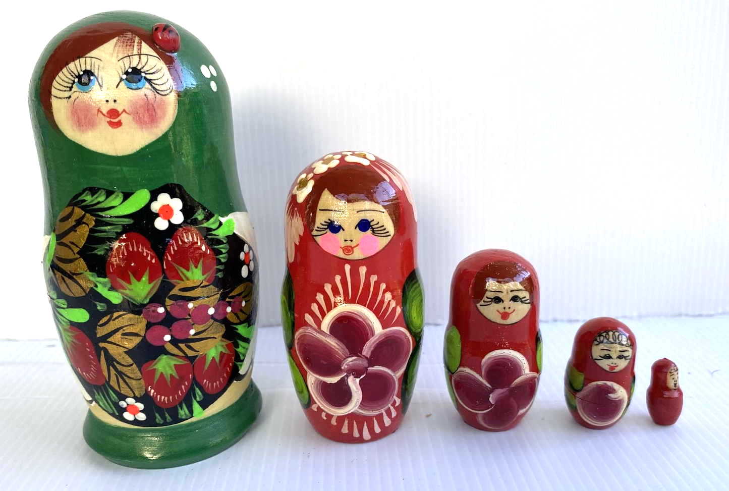 Artists Matryoshka white with green headscarf (5 nested)