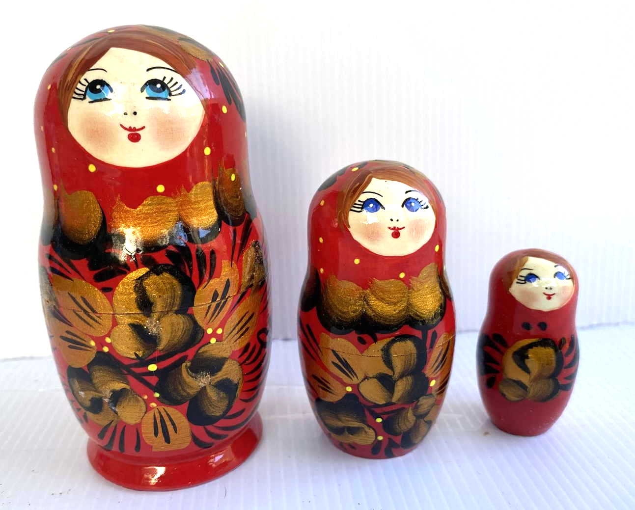 Artists Matryoshka red / gold with red headscarf (5 nested)