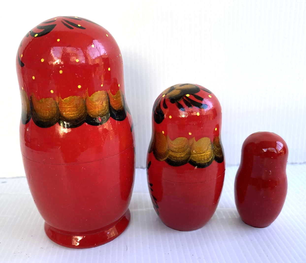 Artists Matryoshka red / gold with red headscarf (5 nested)