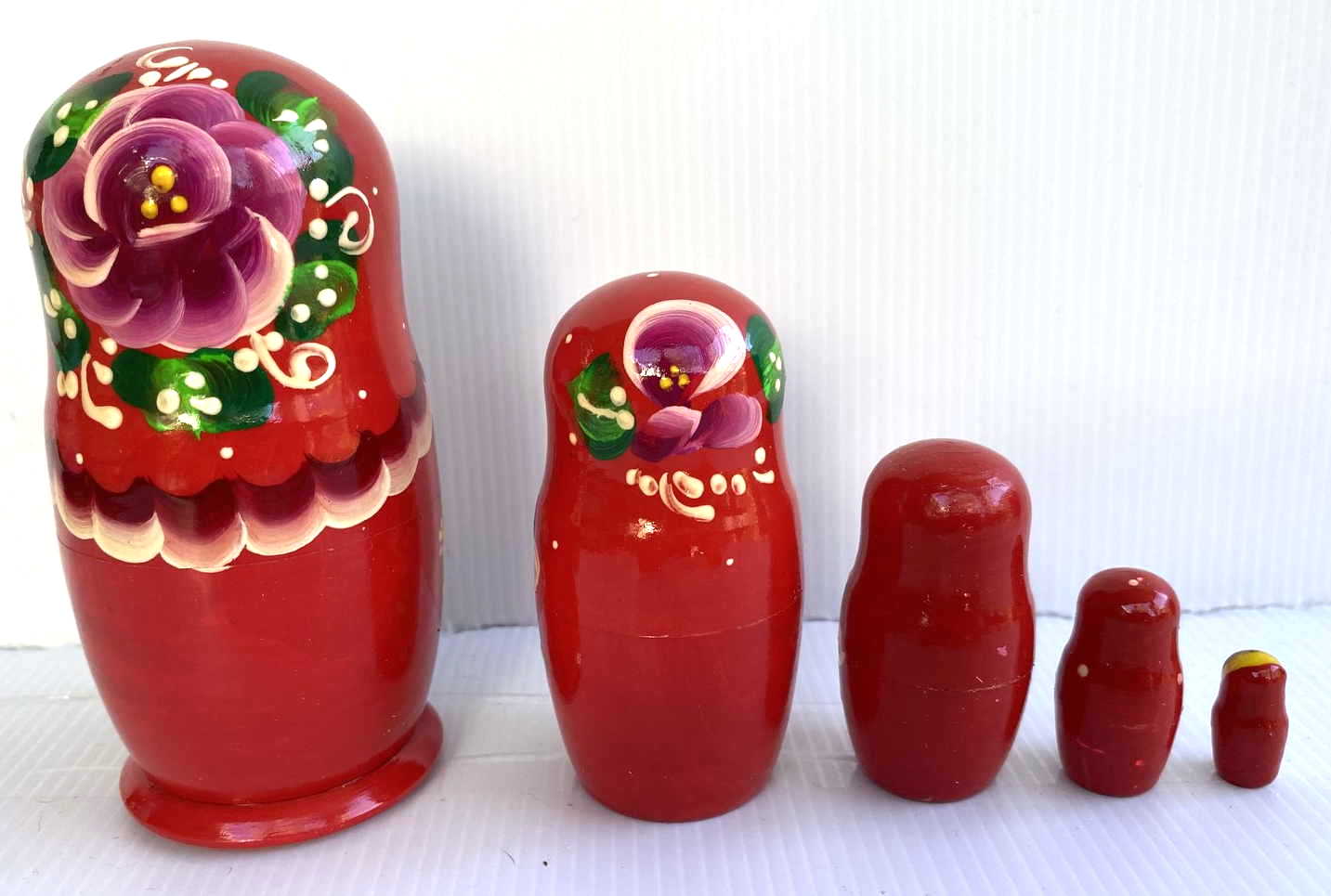 Artists Matryoshka red with mauve green flowers (5 nested)