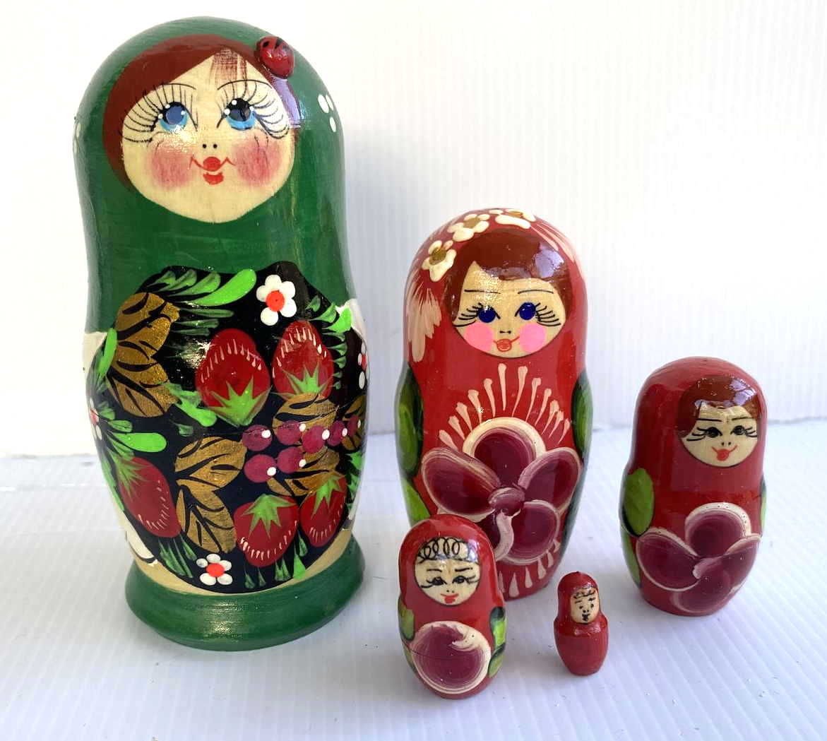 Artists Matryoshka white with green headscarf (5 nested)