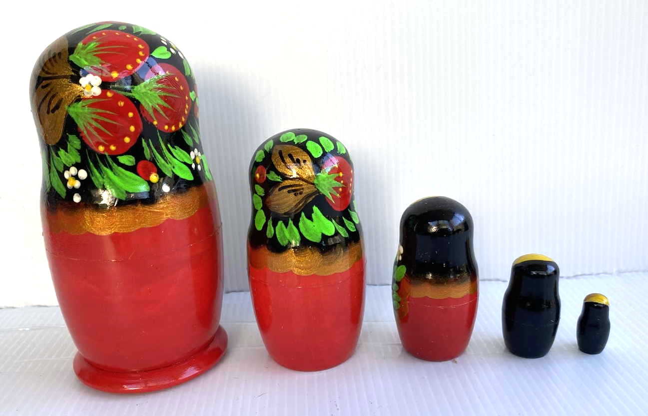 Matryoshka small set of 5 flowers black with strawberries
