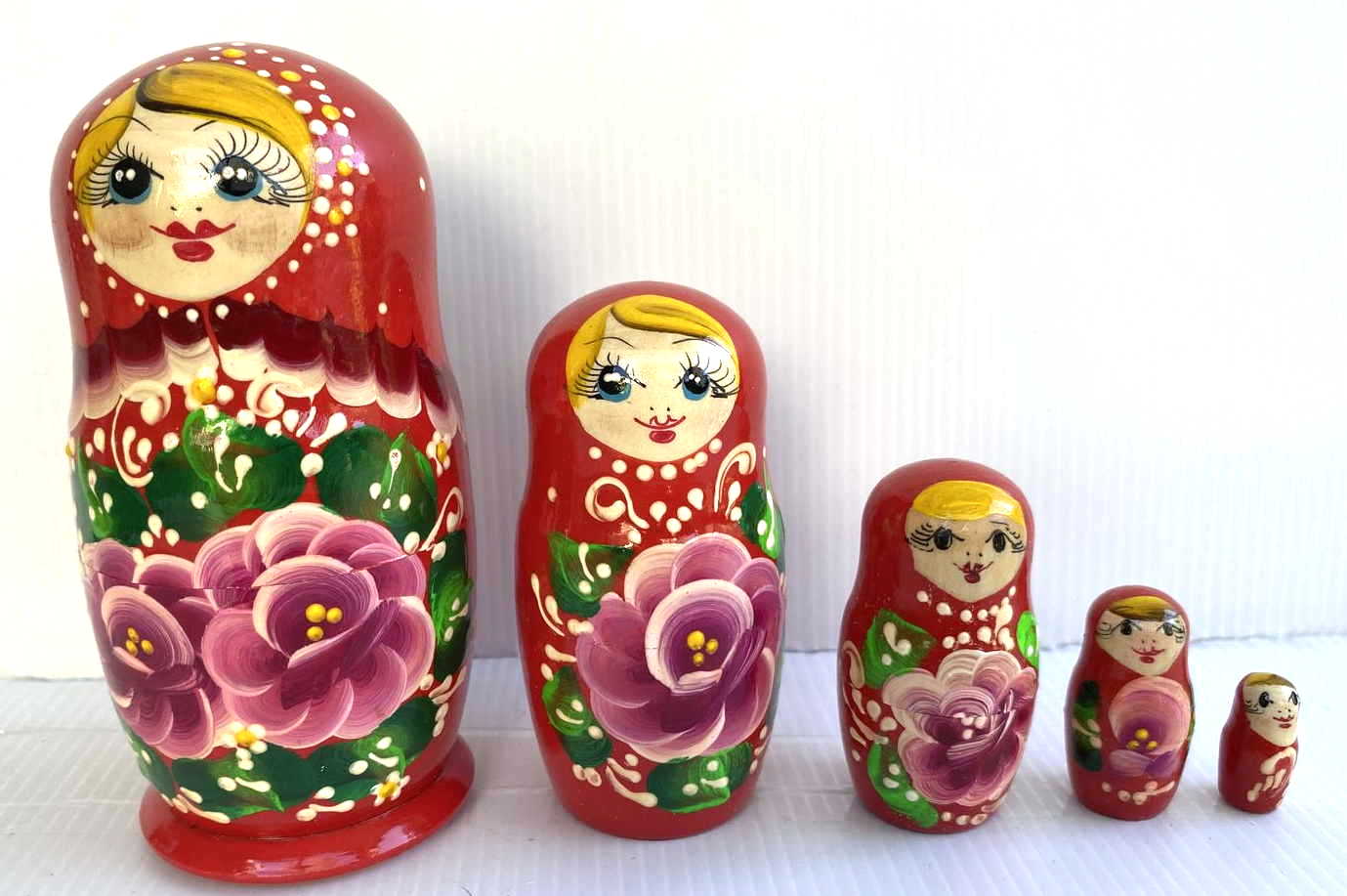 Artists Matryoshka red with mauve green flowers (5 nested)