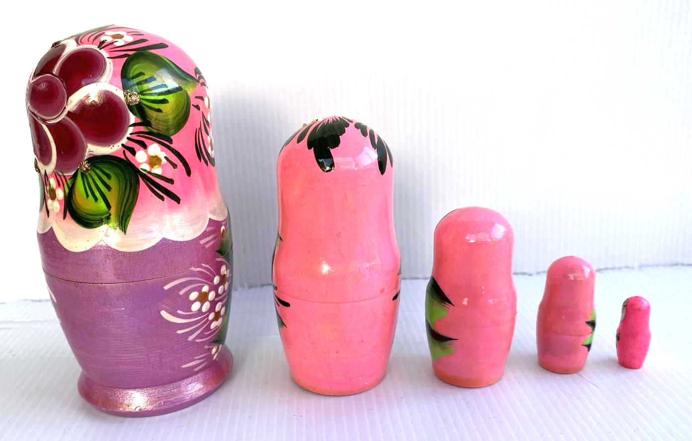 Artists Matryoshka crimson with crimson/green flowers (5 Nested)