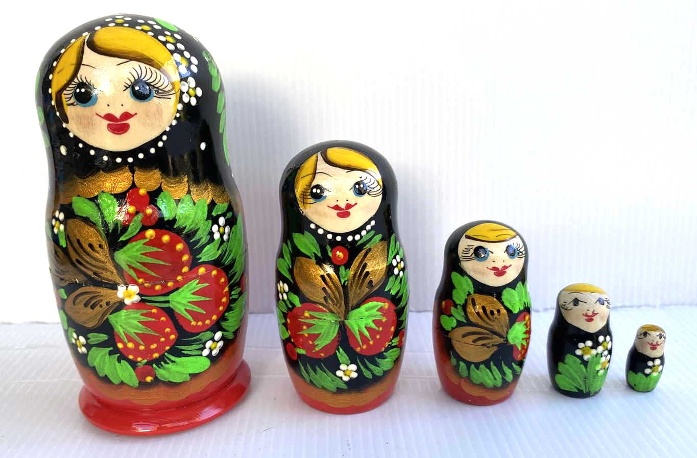Matryoshka small set of 5 flowers black with strawberries